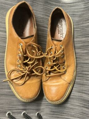 Sperry Men’s Tan Leather Boat Shoes with Lace-Up Design
